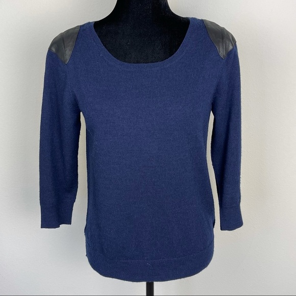 Tahari Navy with Leather shoulder patches 100% Merino wool sweater crew neck M - Picture 2 of 11